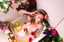 Load image into Gallery viewer, SPECIALISED SET - DREAMY MILK BATH WITH FLOWER PETALS