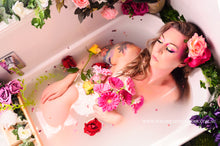 Load image into Gallery viewer, SPECIALISED SET - DREAMY MILK BATH WITH FLOWER PETALS