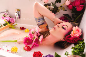 SPECIALISED SET - DREAMY MILK BATH WITH FLOWER PETALS